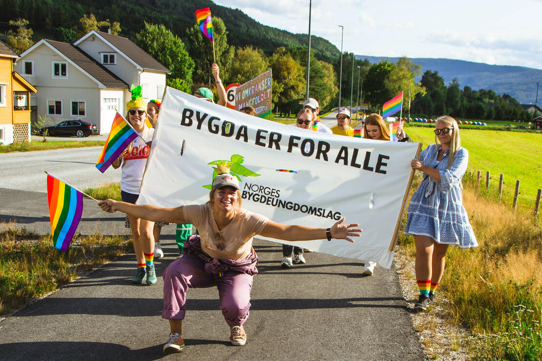 Fra Fyresdal bygdepride. Banner hvor det står bygda er for alle og med NBUs logo.