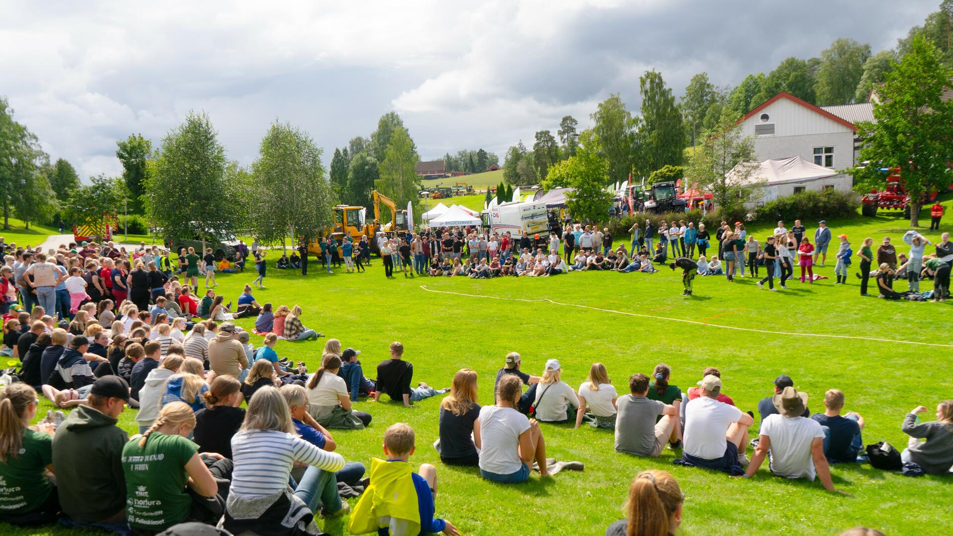 Bilde av en samling av mange ungdom