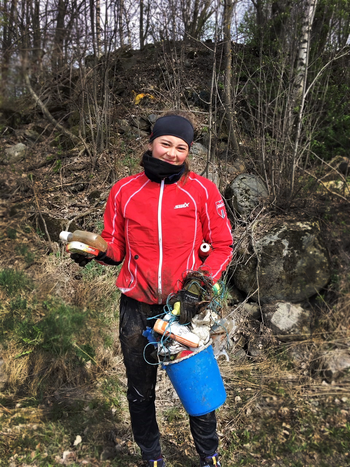 Marthe Kristin Thallaug plukker søppel_Foto_Ingvild Østeraas Hårstadhaugen